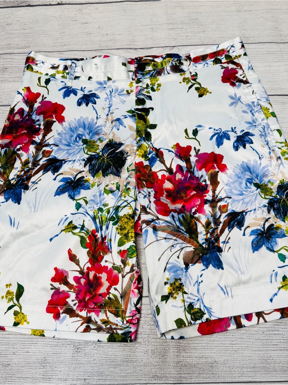 ZARA Women’s Flat Front Floral Satin Shorts Size 30 High‎ Rise